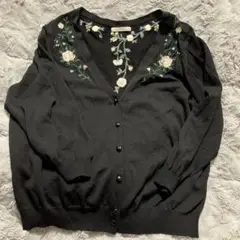 ローズティアラ大きいサイズ花柄刺繍入り黒カーディガン