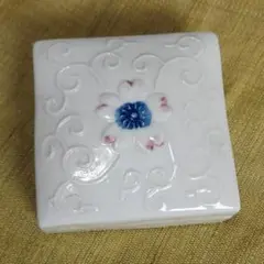 24-1191 桜花図唐草文香合　いっちん技法