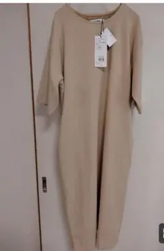 【新品未使用】AZULのベージュのワンピース 後ろプリーツ