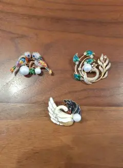 多彩なデザインのブローチ3点セット
