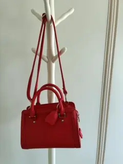 赤いバッグ ショルダー＆ハンドバッグ