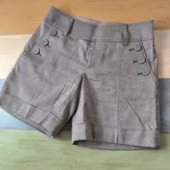 INDIVI ゴールド繊維入り　ボタン付きショートパンツ　グレー