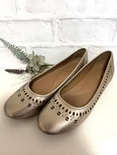 ほぼ未使用-clarksパンプス gold
