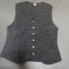 Soire DeHiromi黒の花柄刺繍ノースリーブベスト