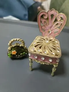 イスとバッグ　置物