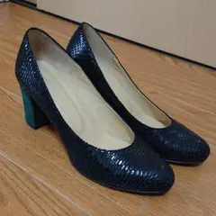 黒とカーキの2色パンプス