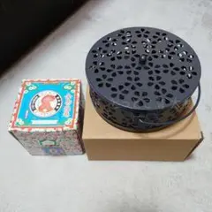 黒い花模様の