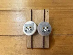 猫の刺繍　くるみボタンのヘアゴム