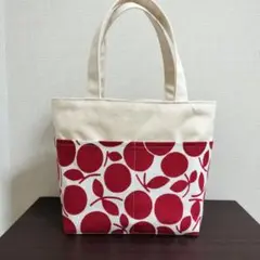 赤い果実？花？　ポケット５個のハンドメイドトートバッグ　持ち手40cm