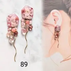 89 ピンクの花々ウェーブラインピアス イヤリング- 揺れるたび可憐に