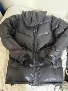 Wesc ロゴ付き黒ダウンジャケット
