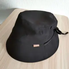 黒いバケットハット 　CHUBBY PUCKS　58cm　アゴ紐になるリボン付き