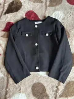 黒いボタン付きジャケット