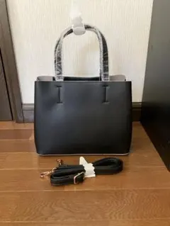 ブラックトートバッグ ファスナー開閉　中型 軽量　ポケット沢山