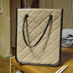 ベージュのキルティングショルダーバッグ