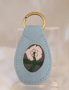 ♥ハンドメイド♥水色（ライトブルー）牛革キーホルダー　ミナペルホネン花柄刺繍付き