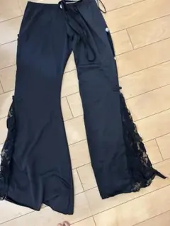 黒いレーストリムのワイドレッグパンツ