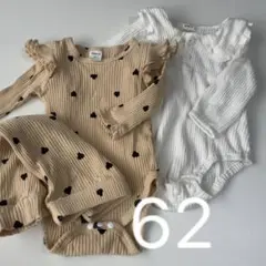 ベージュ・ホワイトロンパースセット 62
