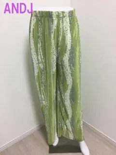 美品 アンドジェイ プリーツパンツ 黄緑 全体プリーツ 光沢感素材