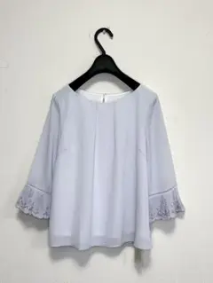 ★新品タグ付き。デビュードフィオレレッセパッセ 刺繍ブラウス