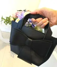 リボン付き黒ハンドバッグ　バックインバックにも
