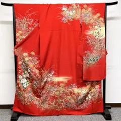 赤色に花々が描かれた振袖 金駒刺繍 つけ襟付き 着物
