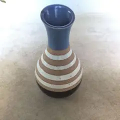 青と茶色のストライプの花瓶
