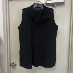 黒のプリーツノースリーブシャツ