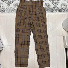 茶色と青のチェック柄スラックス