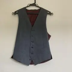 グレーとボルドーのストライプベスト