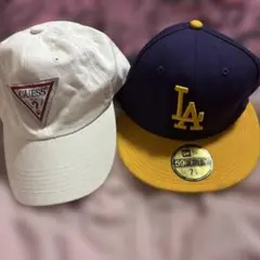 GUESSホワイトキャップとNEW ERAネイビーキャップセット