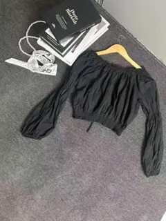 新品の黒肩出し長袖パフスリーブです