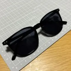 ウェリントン　横点々　サングラス　グレーレンズ　ブラック　黒　激安　オシャレ