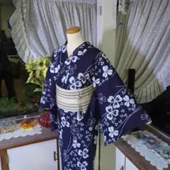 紺地に染め抜かれたクローバーの絵柄が清々しく美しい、注染めの浴衣です