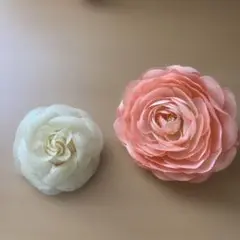ピンクとアイボリー色のバラのブローチ2個セット