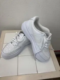 Nike ホワイト スニーカー