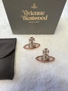 【ヴィヴィアン】ミニバス レリーフ ピアス