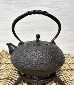 未使用品、供箱付　南部名工金秀 及春鋳造 算盤形捻鉉アラレ　南部鉄瓶　南部鉄器 未使用品、供箱付 南部名工金秀 及春鋳造 算盤形捻鉉アラレ 南部