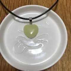 光るネックレス