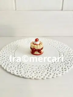【アウトレット】苺のシャルロット　ケーキ　　フェーヴ　フランス製　ミニチュア陶器