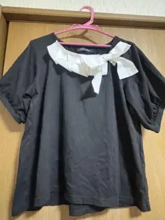 リボン付きブラック半袖トップス
