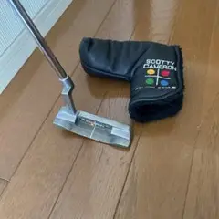 赤色グリップのパター