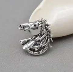 馬の頭の金属製ブローチ　シルバー　可愛い　お洒落　個性的　カジュアル　新品