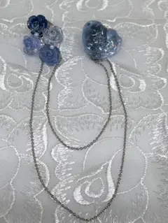青いばらとハートのブローチ