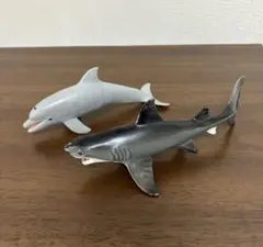 イルカとサメの置き物