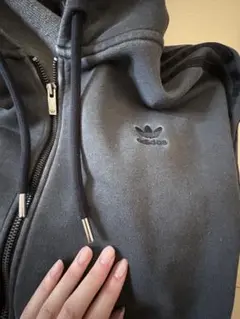 adidas グレー パーカー