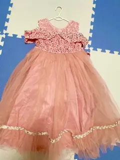 ピンクのオフショルダードレス