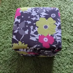 フラワーパターン スツール キューブ型