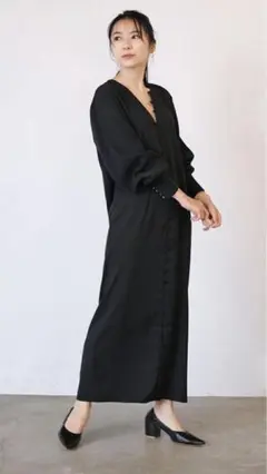 【極美品】AKTE ディープVネックワンピース　ブラック