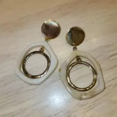 ホワイトベージュフープ丸円ゴールド両耳ピアス